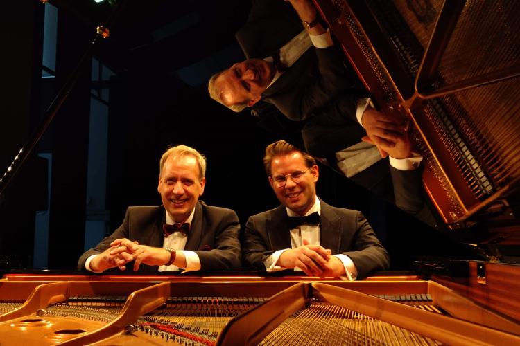 Geert Ott en Nelson Rabbachin aan hun piano