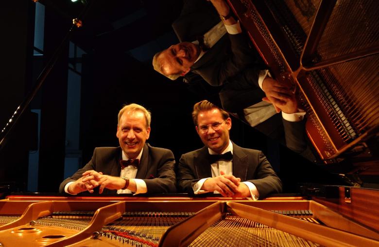 Geert Ott en Nelson Rabbachin aan hun piano